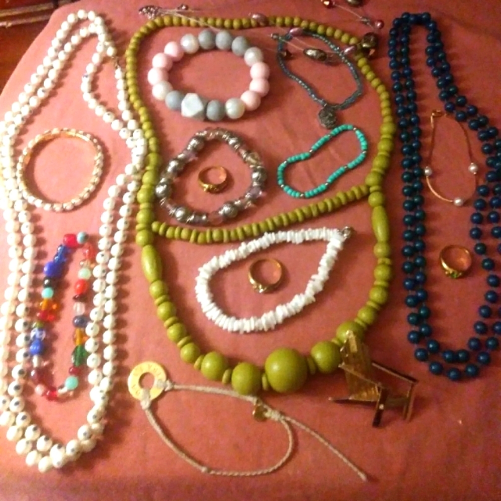 J235 Jewelry Lot Necklaces/Bracelets/Rings